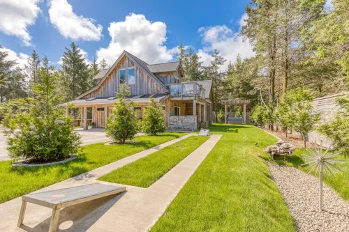 Boutique Cabin. Beautiful. Luxurious. Hot Tub. Path to Beach.
