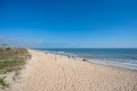 Dogs Welcome! Cute space, fresh out of entire renovation! Steps to beach!