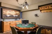 Cozy Breck Chalet - Private Sauna, Hot Tub, Fire Pit + 1.5mi to Breckenridge!!