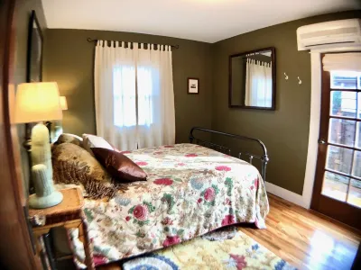 ⭐️Tranquil Hidden Gem in the ❤️ of Woodstock⭐️ Hotels near Elk Rock Garden