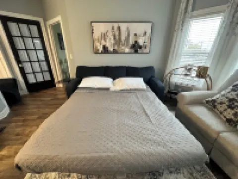 Elysian Loft – Where Serenity Meets Style, Your Tranquil Retreat above the Spa Hoteles en Oswego