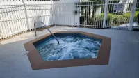Escape to our charming 3B/2B condo near Disney! with backyard lake view