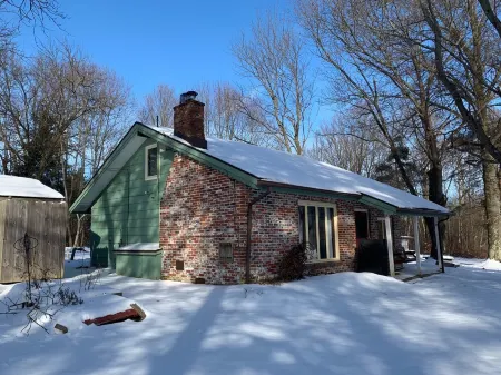 Your country get away with trails and a pond Отели в г. Мина