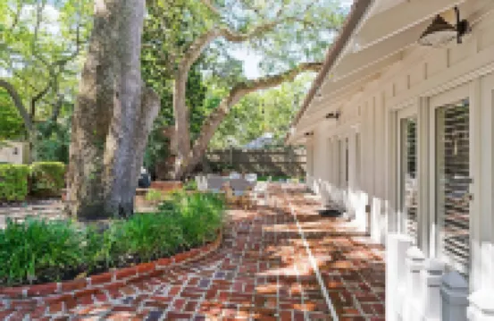 FAB East Beach Cottage, Pets, Pool & Spa; 30 Sec to the BEACH! 6 seat golf cart!