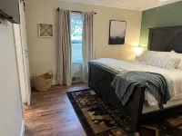 Spacious Farm Property+River Access+Hot Tub+Fire Pits+Nature+Disc Golf+Corn-Hole Hotels near Wood-N-Strings Dulcimer Shop
