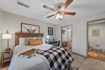 Western Styled 1br apt/ free parking/centrally located/fast wifi