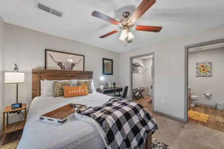 Gate 9 3 Mins-Shop 3 Minutes. Uah 5 Minutes- Perfect for a Mid Term Traveler.