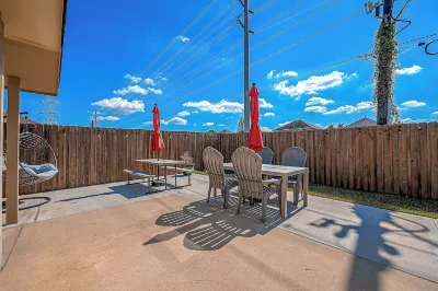 Houston/IAH Galore: Free Parking, 7 Beds, Sleeps 10, Wi-Fi & 10 Mins from IAH!