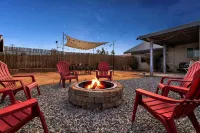 JT Desert Hideaway, Fire Pit, Outdoor picnic, King Bed 29 Palms Plaza附近的飯店