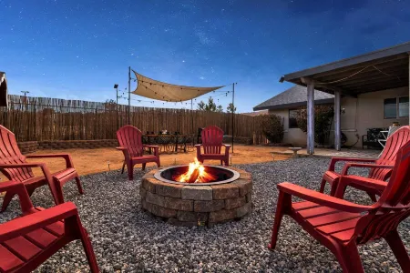 JT Desert Hideaway, Fire Pit, Outdoor picnic, King Bed Отели в г. Туэнтинайн-Палмс