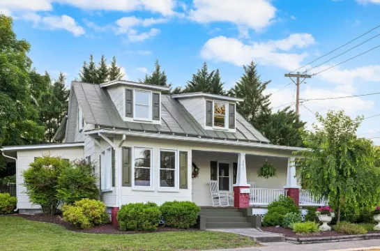 In town spacious home hot tub WIFI minutes from area attractions