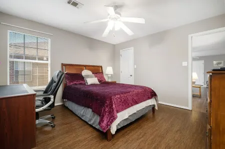 Delightful Duplex 2 beds 2 baths Отели в г. Себастиан Каунти