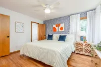 Lakefront Midcentury Cottage