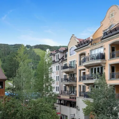 100 ft. to Gondola!! Balcony, Fireplace, Parking, Views!! Heart of Lionshead!!