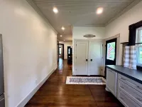 1910 on Route 66 is a Charming historic 2 bedroom 2 bath home, close to downtown Hotels in Saint James