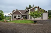 Beautiful house and private apartment, hot tub & sauna, 6 miles from Hood River!