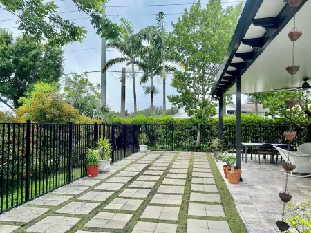 5-bedroom vacation home just 5 minutes from Palm Beach International Airport. Отели рядом с достопримечательностью «Маунтс Ботаникал Гарден»