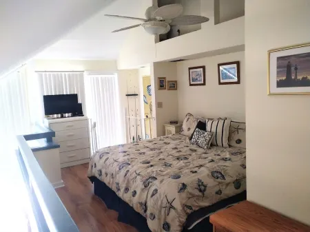 Gorgeous getaway tucked in Eco Village of Sawgrass Landing in Crystal River, Fl.