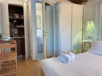 Accogliente camera e bagno con vista sul giardino di Villa Bottini