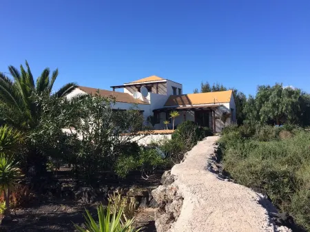 Peaceful secluded Villa With Large Heated Private Pool And Wifi