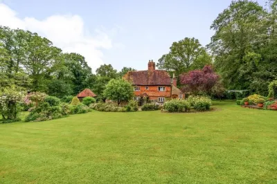 Beautiful 16th Century House in National Park 1 hr from London with Small Pool Hotels in 
