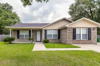 Charming Pooler Home 12mi from downtown Savannah Hotels in Pooler