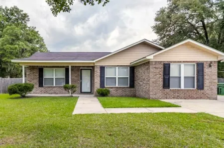 Charming Pooler Home 12mi from downtown Savannah Отели рядом с достопримечательностью «Спортивная площадка Стиплчейз»