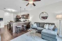 Completely Updated Condo, 15 Minute Walk to Davis Wade Stadium!!