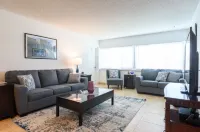 Classy Comfortable Condo - Close to everything