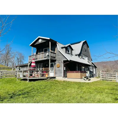 Solar Powered Barn on Farm w/ Hot Tub & Pond Hotels near Train Stop, New Tygart Flyer, Durbin & Greenbrier Valley Railroad