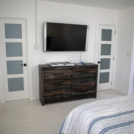 Pet Friendly Half-Duplex Cottage with kayaks and 40' Slip Option at Marina