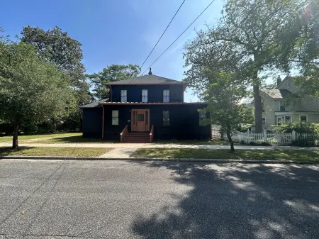 Hip Newly Renovated Historic Riverside Home in New Bern, NC Отели в г. Нью-Берн