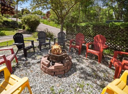 ★Lake Views ★ Hot tub ★ King Beds ★ Mins to All