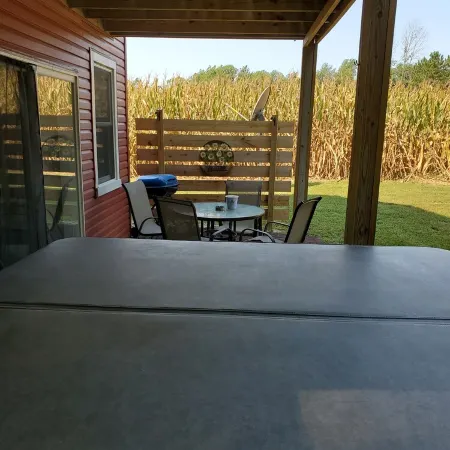 Getaway in the country/Beautiful Parke County/Large hot tub  and much more!