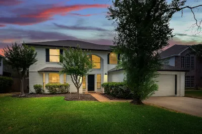 Tranquil Home with Pool sleeps 8