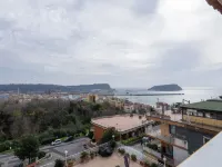 Apartment with free parking and sea view