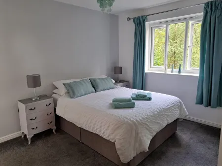 Central Buxton apartment with scenic views and free parking