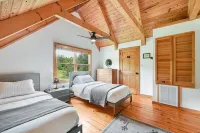 Bear Creek Cabin- 8 mi to Tiec, Hot Tub, Sleeps 7 - Pet Friendly