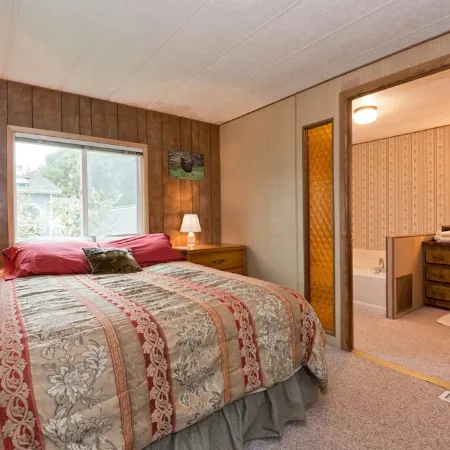 Private Beach Access Trail, peaceful wooded setting - sleeps 3