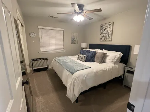 8 min. to Oldtown Clovis CA Nice No Smoking home, HotTub and park across the str