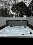 Charming Lake Erie front 2-bedroom house with hot tub in lovely Conneaut
