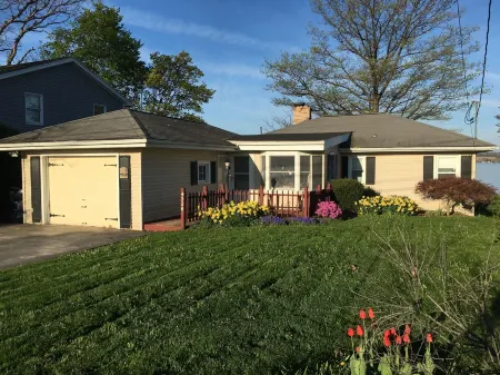 75 Ft Of Private Lakefront!