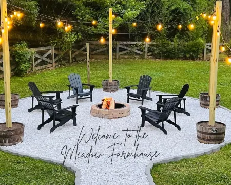 Charming Meadow Farmhouse on 1+ acre with Hot Tub, walk to Downtown, Renovated