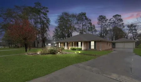 Spacious 4BR for Groups - 3 min to Woodlands Mall, Concerts & More! Отели в г. Шенандоа