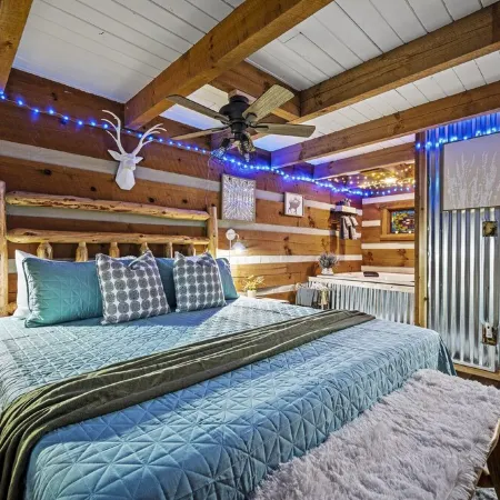 Spring Retreat! King Bed, Theater, Hot Tub, XBox