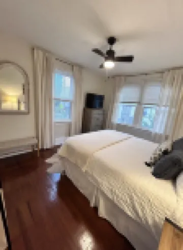 Cozy Elmwood bungalow in quiet neighborhood close to USC, hospitals & downtown