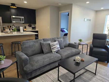 Cozy 3-bedroom Condo at Stadium Place Отели в г. Манхэттен