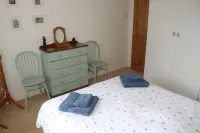 Lovely dog friendly 2 bed bungalow with parking