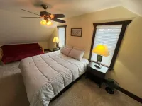 --Stunning Remodel-- HOT TUB 4 -BR home, Sleeps 10. Cozy Charm Modern Comfort
