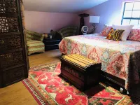 Luxury Bohemian Lodge on Coker Creek w Oversized Hot Tub & Outdoor Fire Tables